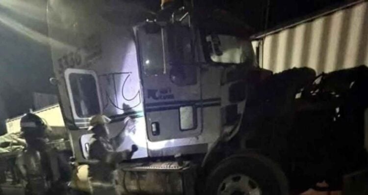 Tráiler se incendia tras un presunto cortocircuito en la Carretera Nacional en Allende, NL