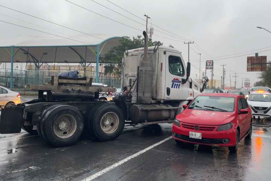 Trailero derrapa y se impacta contra dos vehículos en la Avenida Manuel Barragán en Escobedo, NL