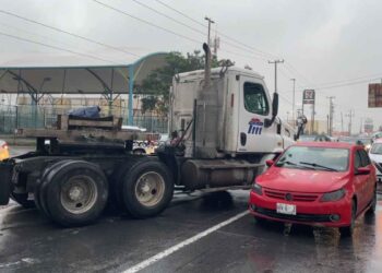 Trailero derrapa y se impacta contra dos vehículos en la Avenida Manuel Barragán en Escobedo, NL