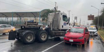 Trailero derrapa y se impacta contra dos vehículos en la Avenida Manuel Barragán en Escobedo, NL
