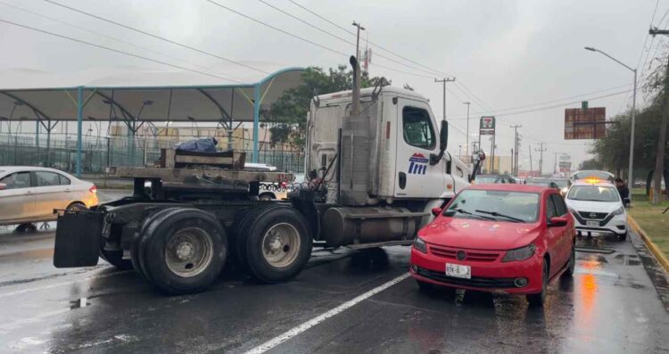 Trailero derrapa y se impacta contra dos vehículos en la Avenida Manuel Barragán en Escobedo, NL