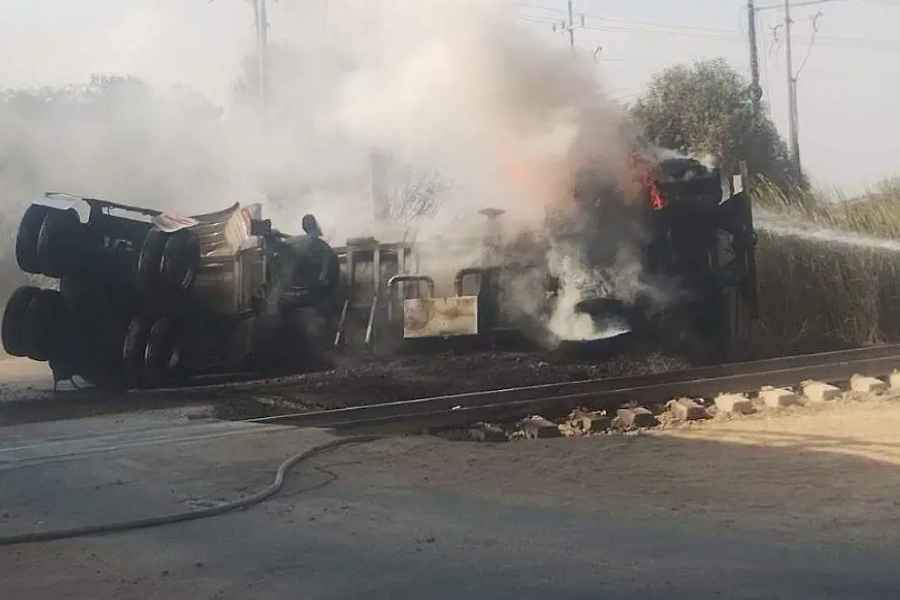 El impacto entre tren y pipa genera una explosión visible desde varios puntos