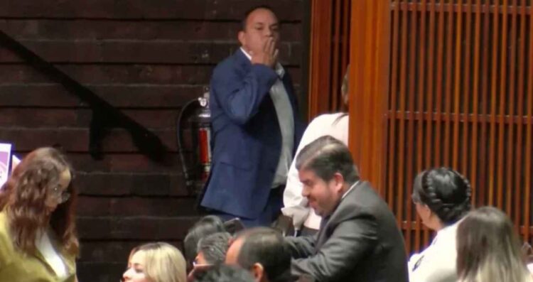 Cuauhtémoc Blanco beso a legisladora