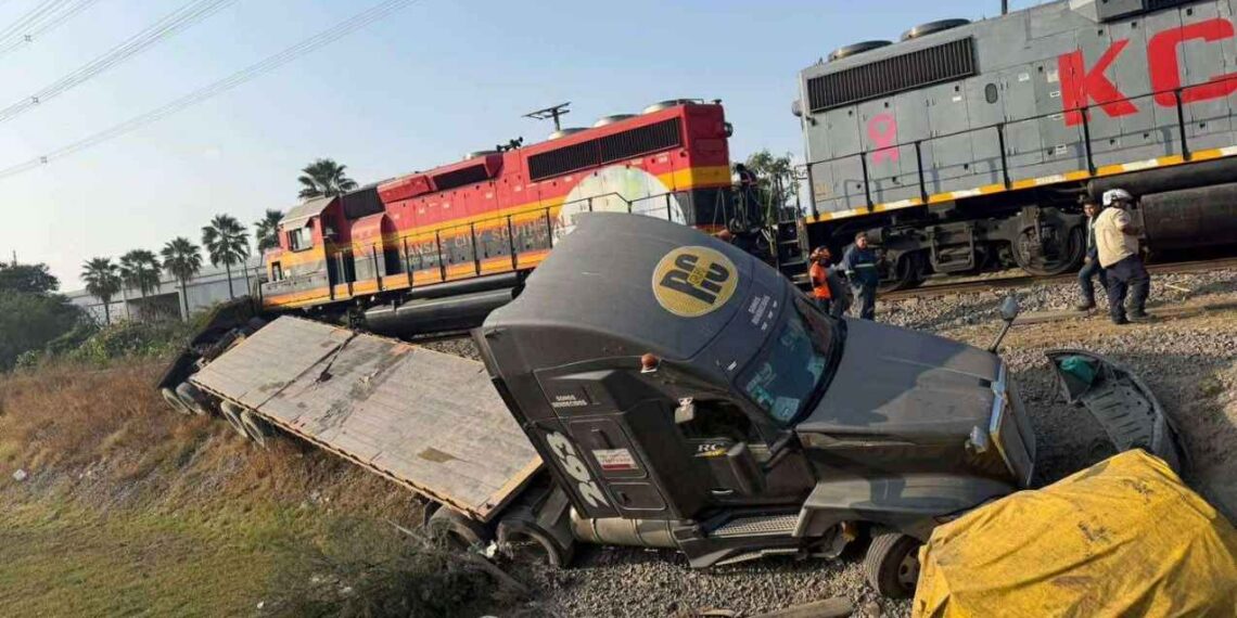 (VIDEO) Tráiler cargado de acero es impactado por tren en Apodaca, Nuevo León