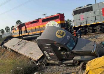 (VIDEO) Tráiler cargado de acero es impactado por tren en Apodaca, Nuevo León