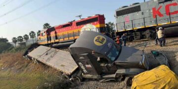 (VIDEO) Tráiler cargado de acero es impactado por tren en Apodaca, Nuevo León
