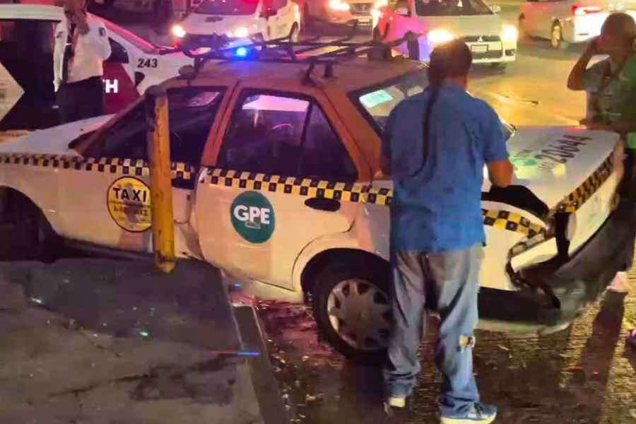 Vehículo choca contra taxi y deja dos lesionados en Guadalupe, Nuevo León