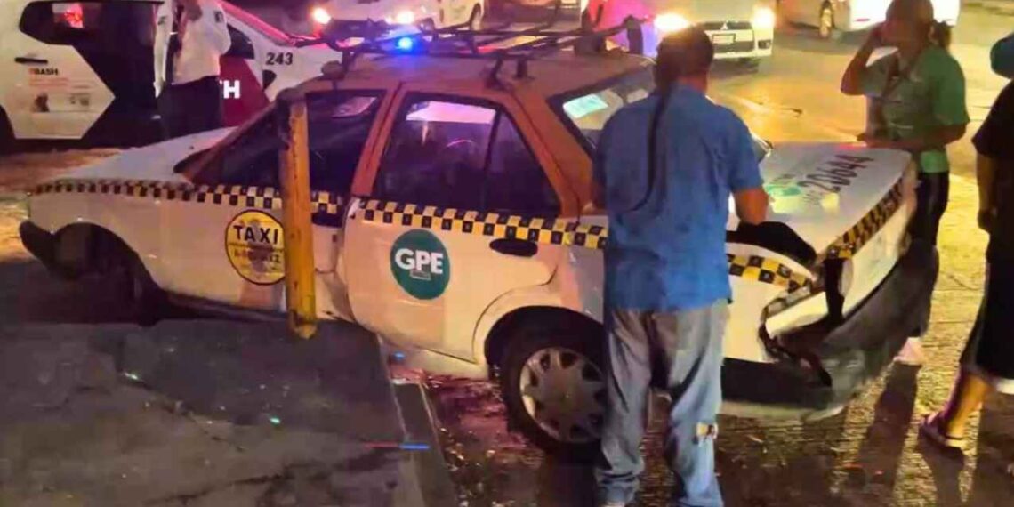 Vehículo choca contra taxi y deja dos lesionados en Guadalupe, Nuevo León