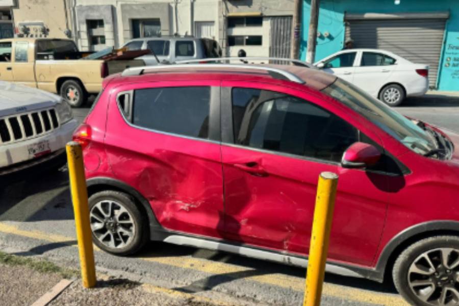  Vehículo sale de reversa y provoca choque en Matamoros, Tamaulipas 2