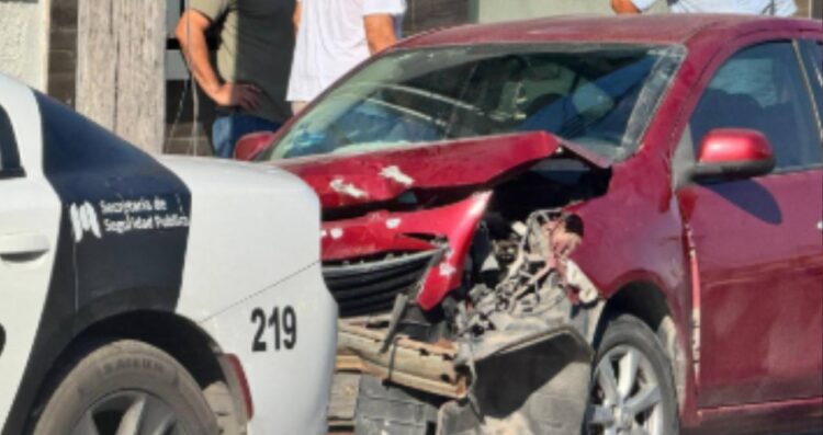 Vehículo sale de reversa y provoca choque en Matamoros, Tamaulipas