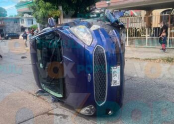 Vehículo termina volcado después de impactarse contra un taxi estacionado en Cd. Madero, Tamaulipas