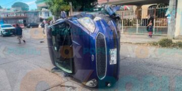 Vehículo termina volcado después de impactarse contra un taxi estacionado en Cd. Madero, Tamaulipas