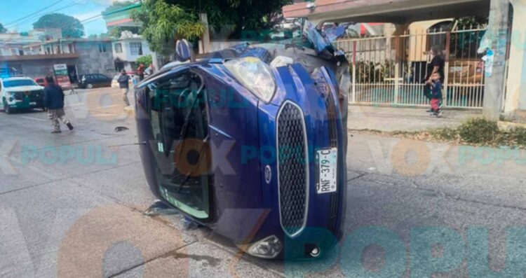 Vehículo termina volcado después de impactarse contra un taxi estacionado en Cd. Madero, Tamaulipas