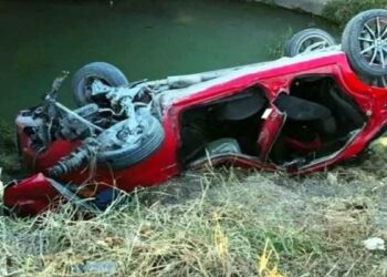 Vehículo vuelca y cae a un arroyo en Cadereyta, Nuevo León; hay 3 heridos