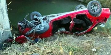 Vehículo vuelca y cae a un arroyo en Cadereyta, Nuevo León; hay 3 heridos