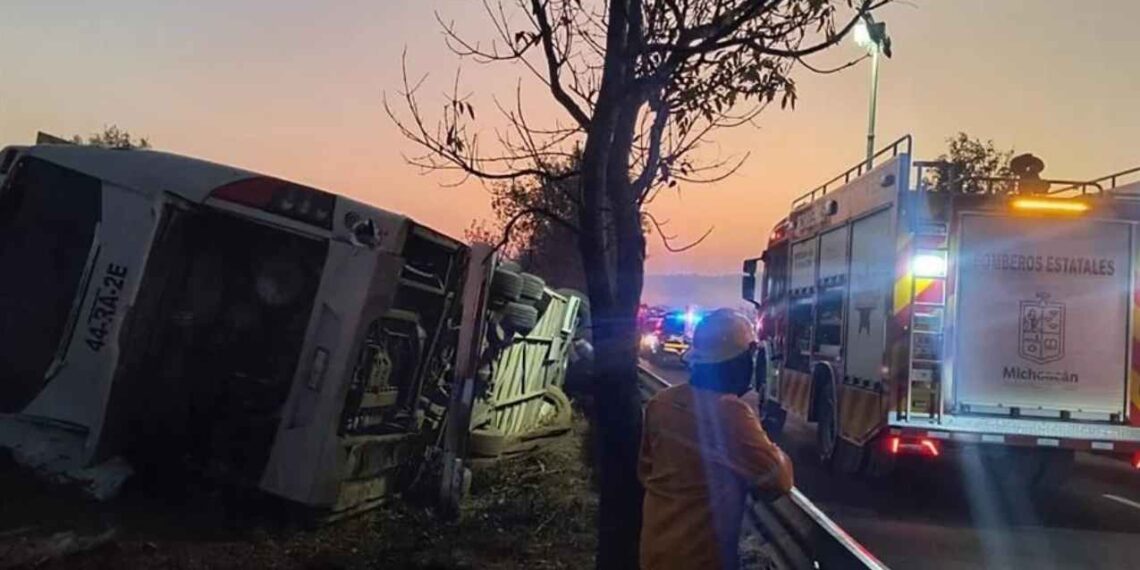 Volcadura de autobús en Michoacán
