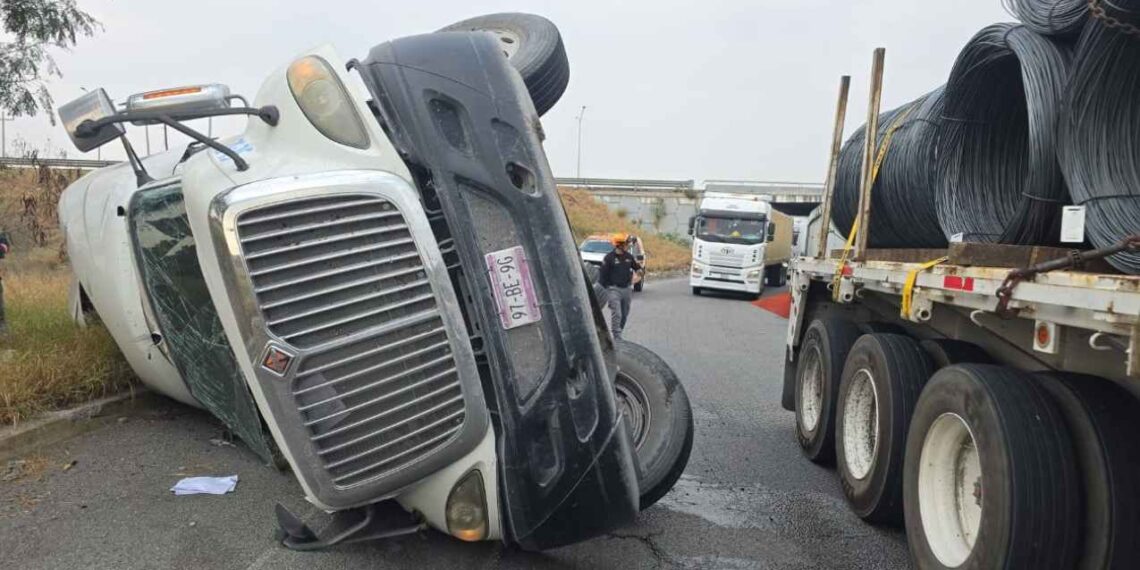 Volcadura de plataforma en Apodaca