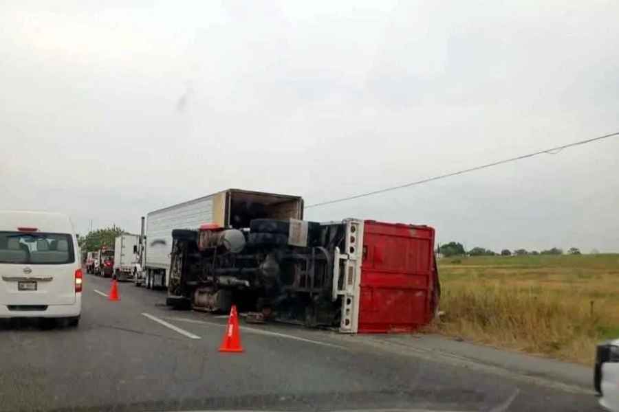 Volcadura de tráiler deja caos vial en la Carretera Nacional en Allende, Nuevo León