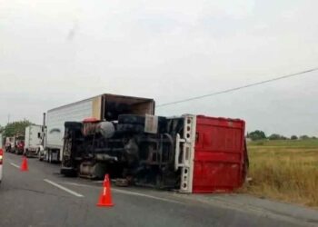 Volcadura de tráiler deja caos vial en la Carretera Nacional en Allende, Nuevo León