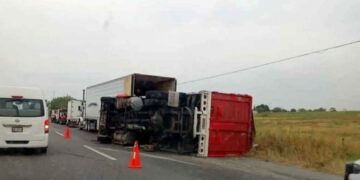 Volcadura de tráiler deja caos vial en la Carretera Nacional en Allende, Nuevo León