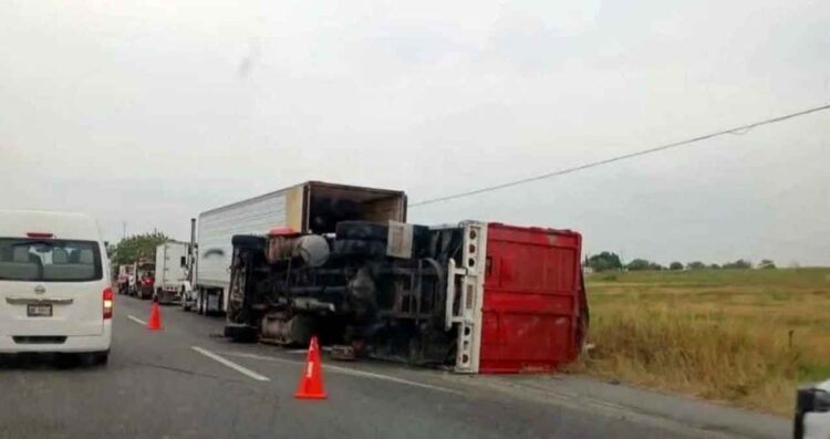 Volcadura de tráiler deja caos vial en la Carretera Nacional en Allende, Nuevo León