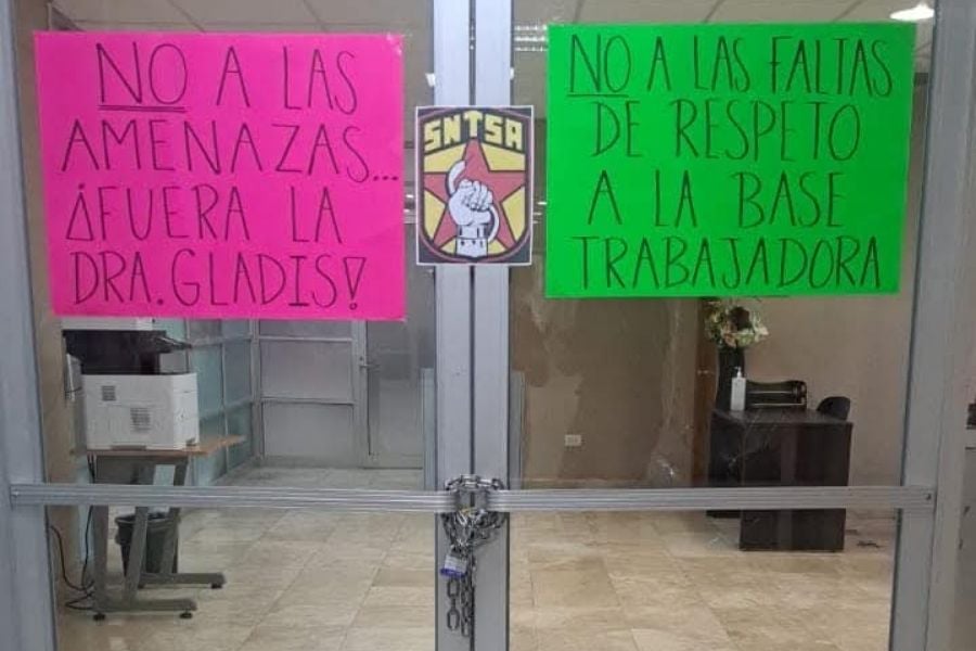 bloquean oficinas en Sanitario V