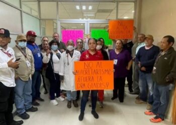 bloquean oficinas en Sanitario V