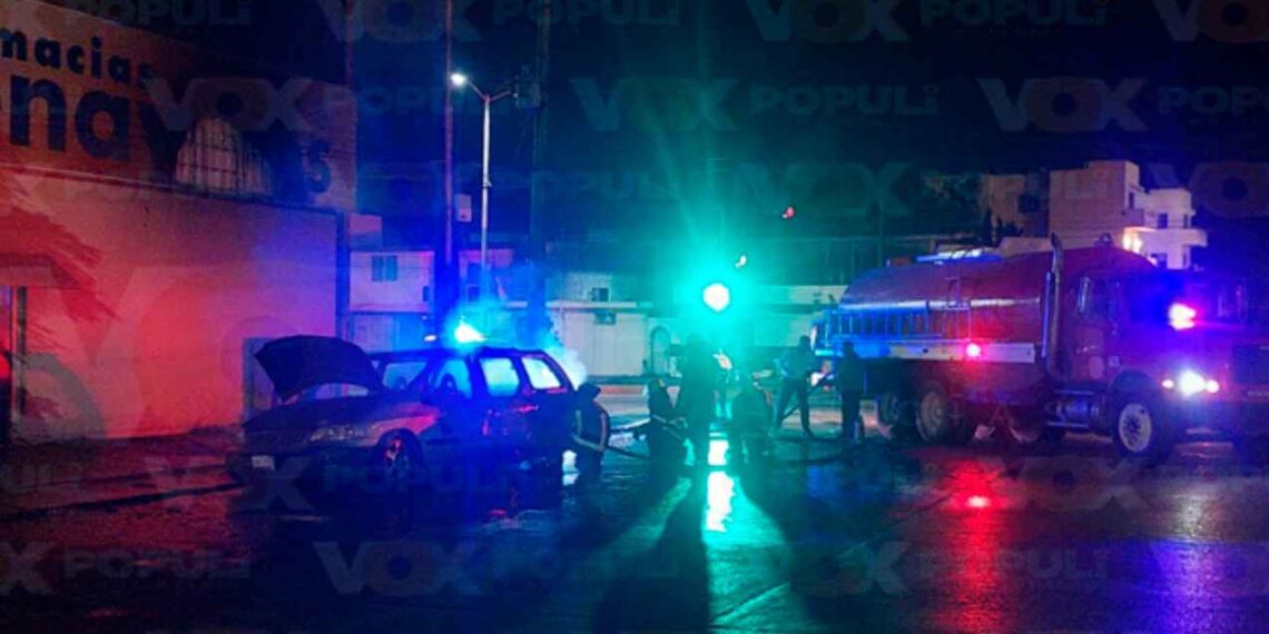 camioneta envuelta en llamas en Madero
