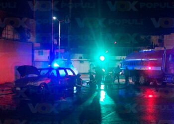 camioneta envuelta en llamas en Madero