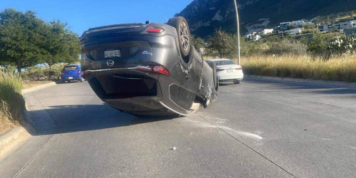 _choque con volcadura en Santa Catarina