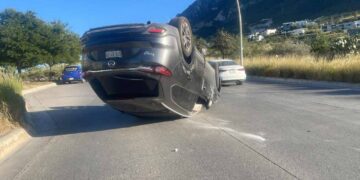 _choque con volcadura en Santa Catarina