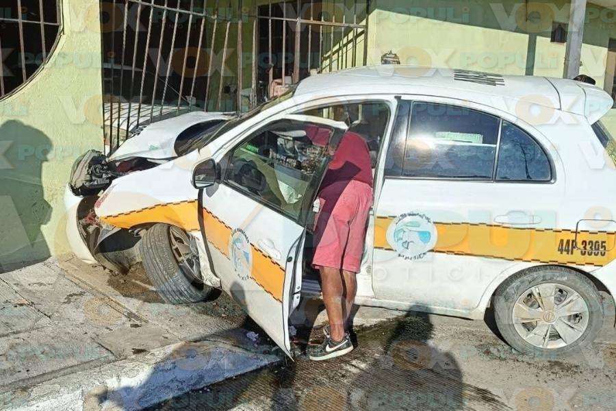 choque de taxi contra portón en tampico