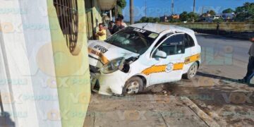 choque de taxi contra portón en tampico