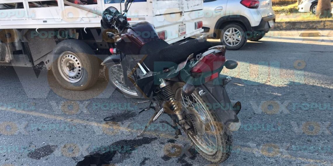 choque entre motocicleta y camioneta en victoria