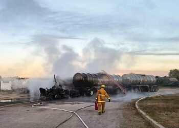 explota tractocamión con pipas en Atotonilco de Tula, Hidalgo