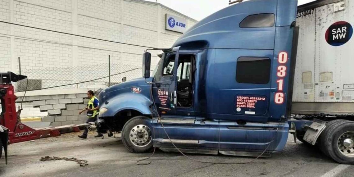 _impacta barda del aeropuerto en Apodaca