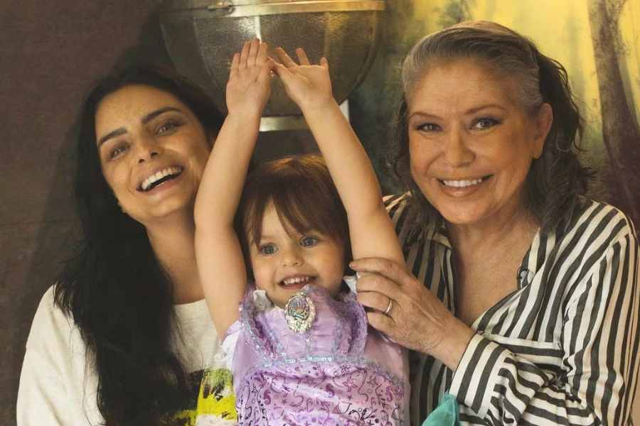 madre de Aislinn Derbez (1)