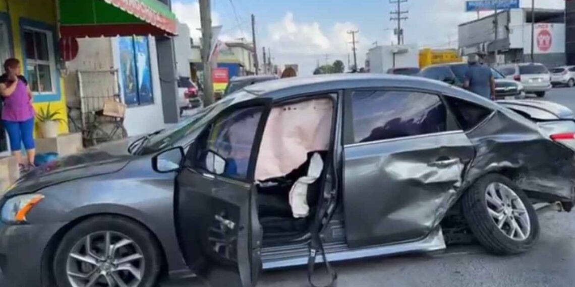Conductora se pasa el alto y provoca fuerte choque en Matamoros