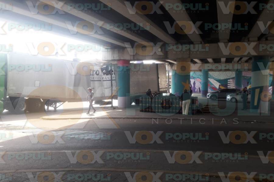 tráiler atorado en puente de Tampico