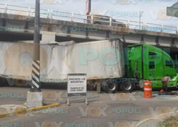 tráiler atorado en puente de Tampico