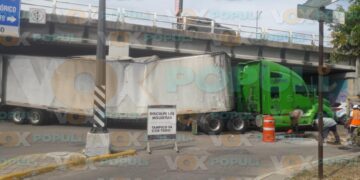 tráiler atorado en puente de Tampico
