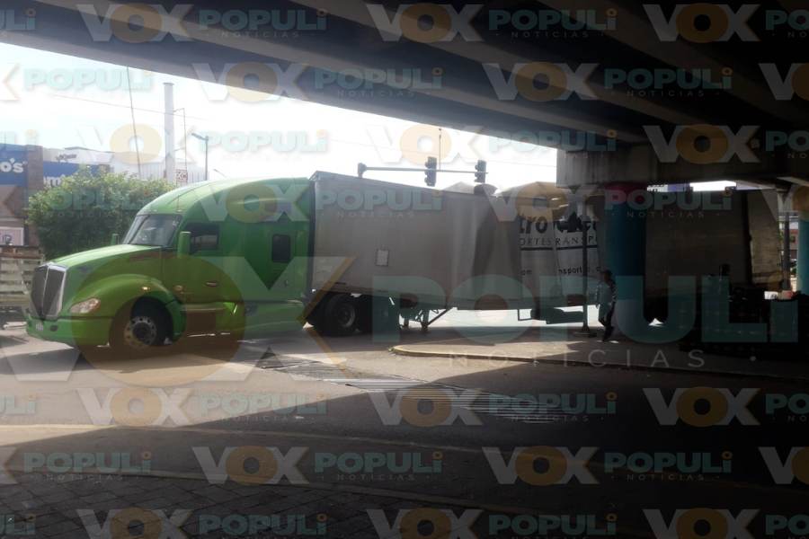 tráiler atorado en puente de Tampico