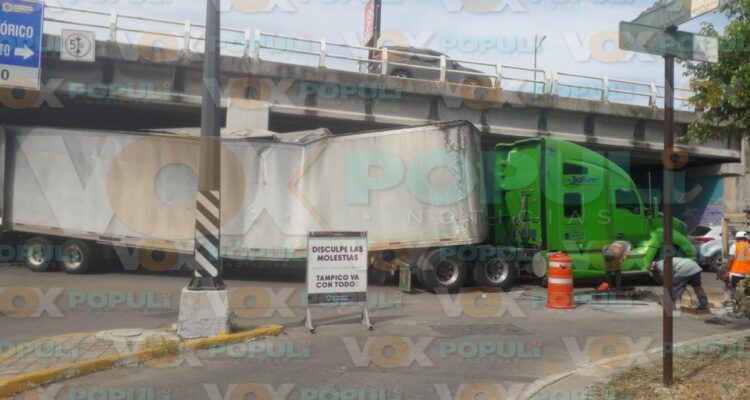 tráiler atorado en puente de Tampico
