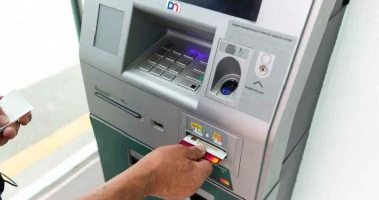 ¿En qué bancos puedes retirar tu pensión del Bienestar y cuánto te cobrarán de comisión