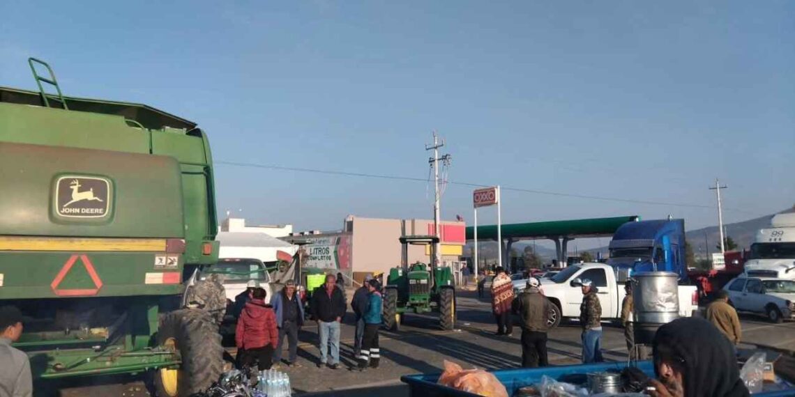 ¿En qué carreteras de México continúa el megabloqueo de transportistas?