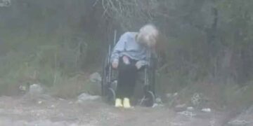 mujer abandonada carretera Playa Bagdad