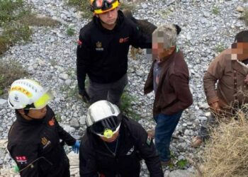 Abuelito atrapado en canalón en García
