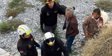 Abuelito atrapado en canalón en García
