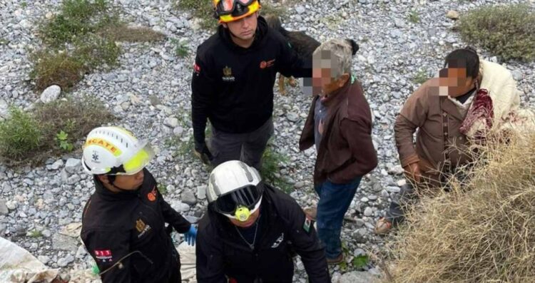 Abuelito atrapado en canalón en García