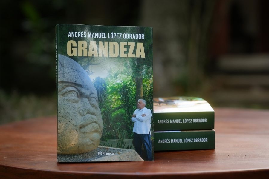 Adán Augusto López habría gastado hasta 4.6 millones en libros de AMLO para el Senado 